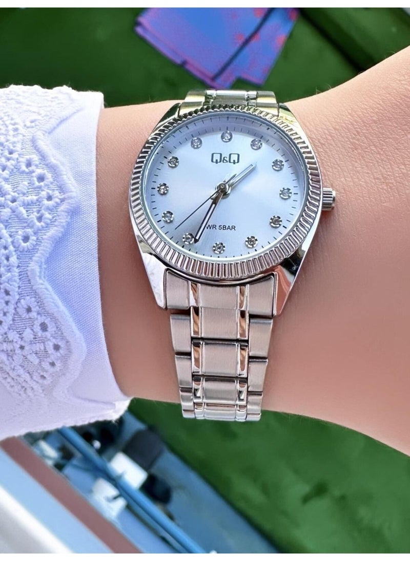 Q&Q Women's Metal Band Wristwatch  - Image 2
