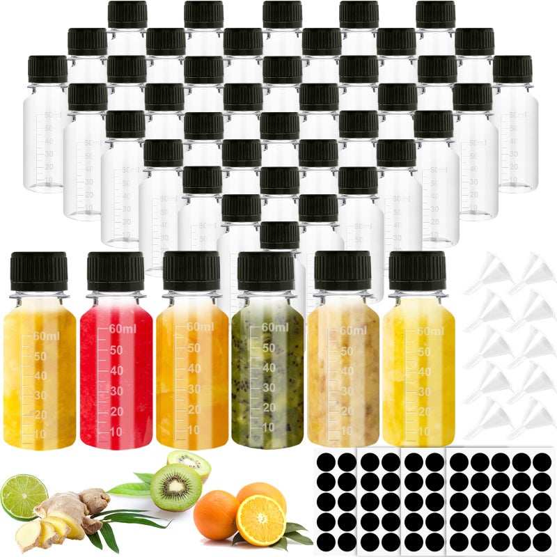 IWOLOMI 100 قطعة زجاجات بلاستيكية صغيرة سعة 2 أونصة مع أغطية زجاجات شوت شفافة مع ملصقات زجاجات سفر مع أغطية زجاجة عصير صغيرة مع مقياس للعصائر والسموذي والحليب والويسكي والسوائل مع 4 قمع