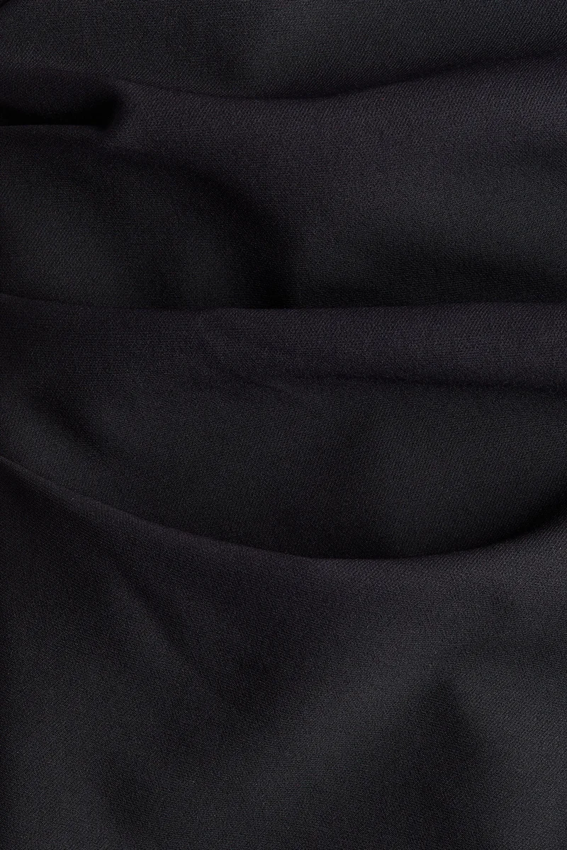 اتش اند ام فستان بتصميم ملفوف مكشوف الكتفين