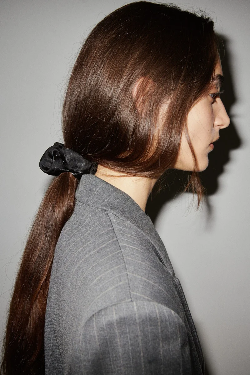 اتش اند ام ربطة شعر مزينة بأحجار الراين