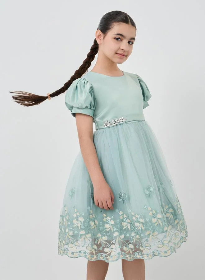 ستايلي فستان شبكي بأكمام منفوشة مطرزة من Styli Girls