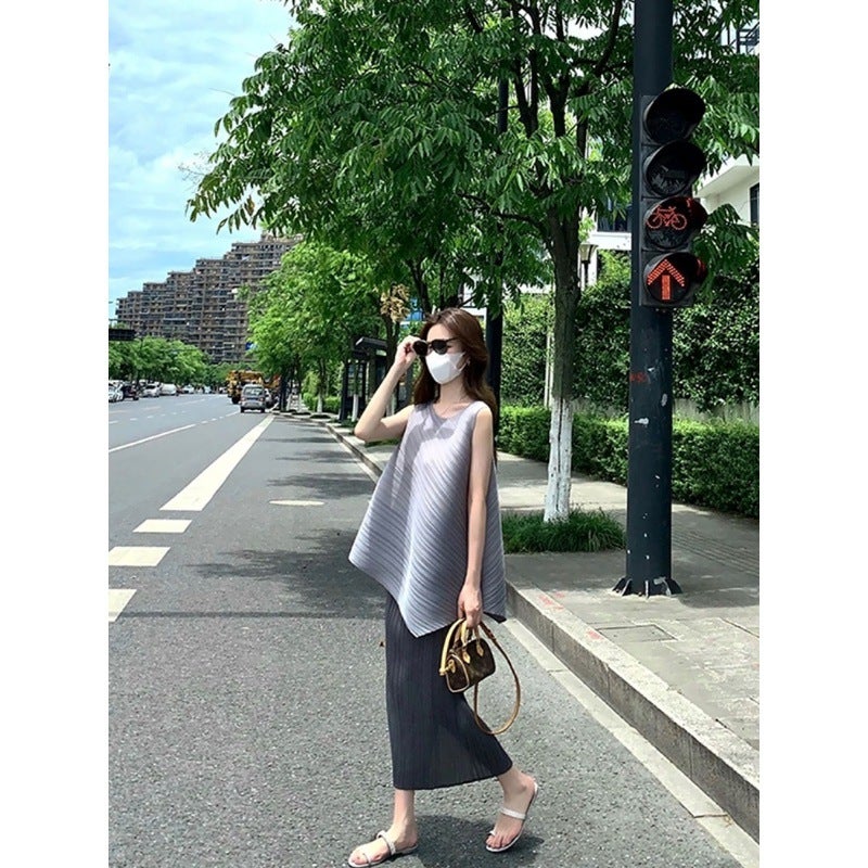 Miyake Fashionable Top Pleated Top Sleeveless Loose Mid-Length Niche Design Round Neck Slimming Look T-Shirt - Image 1
