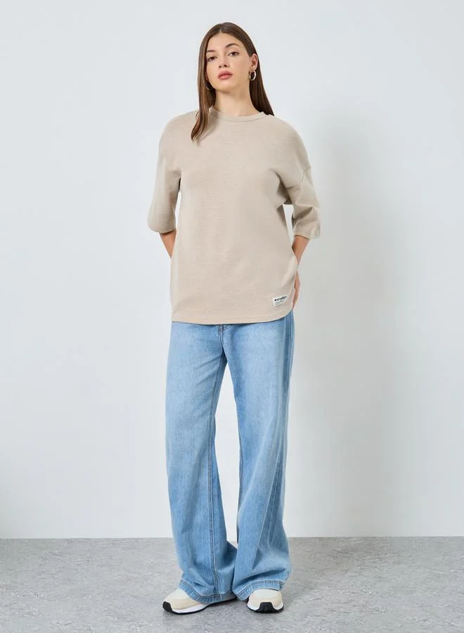 ستايلي تيشيرت واسع بتفاصيل محبوكة