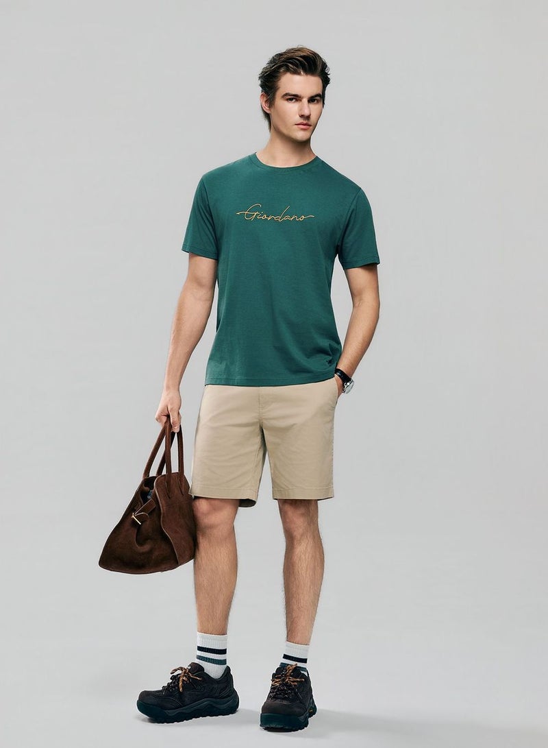 GIORDANO تي شيرت رجالي ضيق من القطن بطباعة توقيع مميزة - Image 2