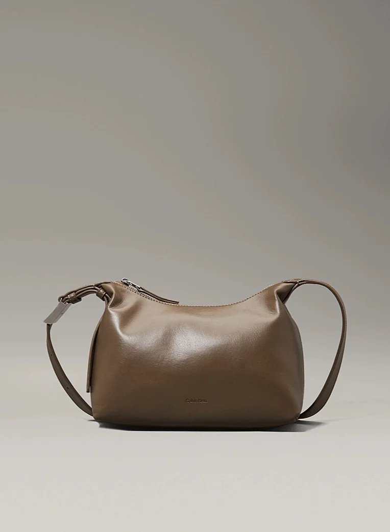 CALVIN KLEIN MEDIUM CROSSBODY BAG WITH HARDWARE STRAP