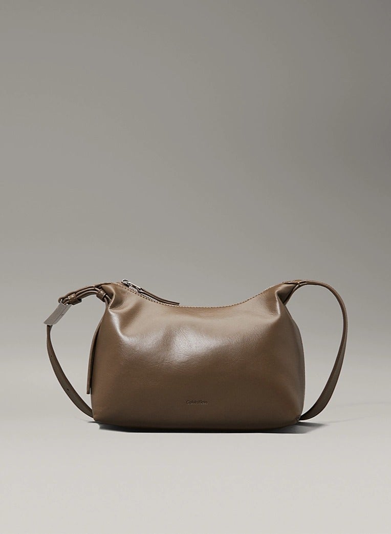 CALVIN KLEIN MEDIUM CROSSBODY BAG WITH HARDWARE STRAP  - Image 2