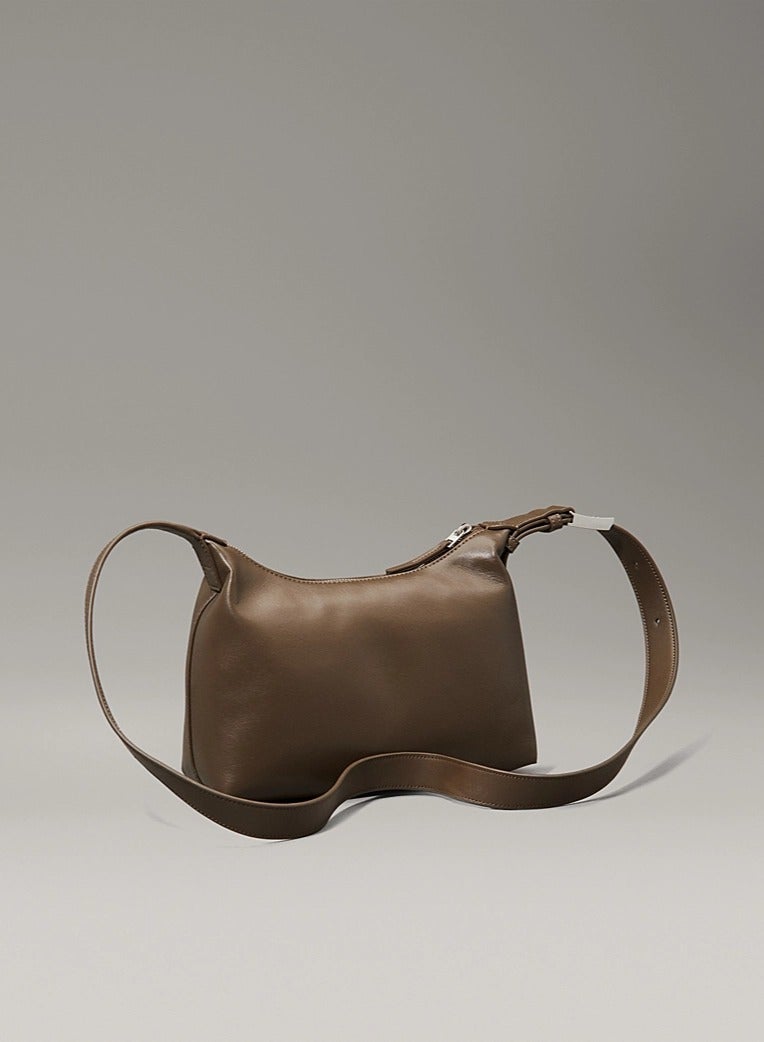 CALVIN KLEIN MEDIUM CROSSBODY BAG WITH HARDWARE STRAP  - Image 3