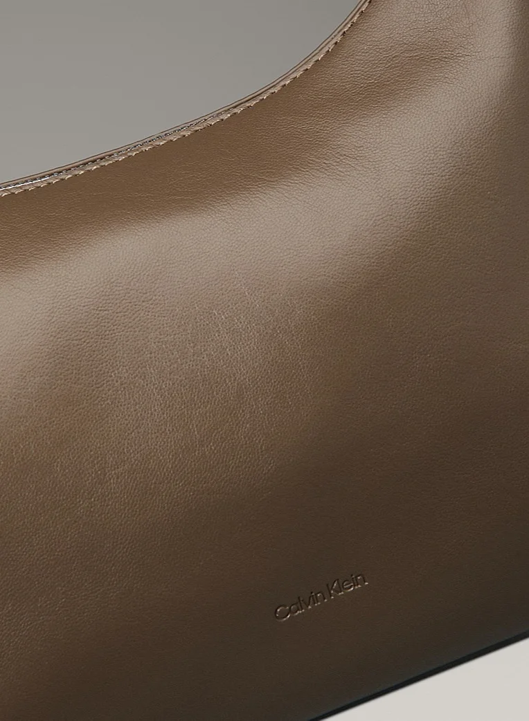 CALVIN KLEIN MEDIUM CROSSBODY BAG WITH HARDWARE STRAP