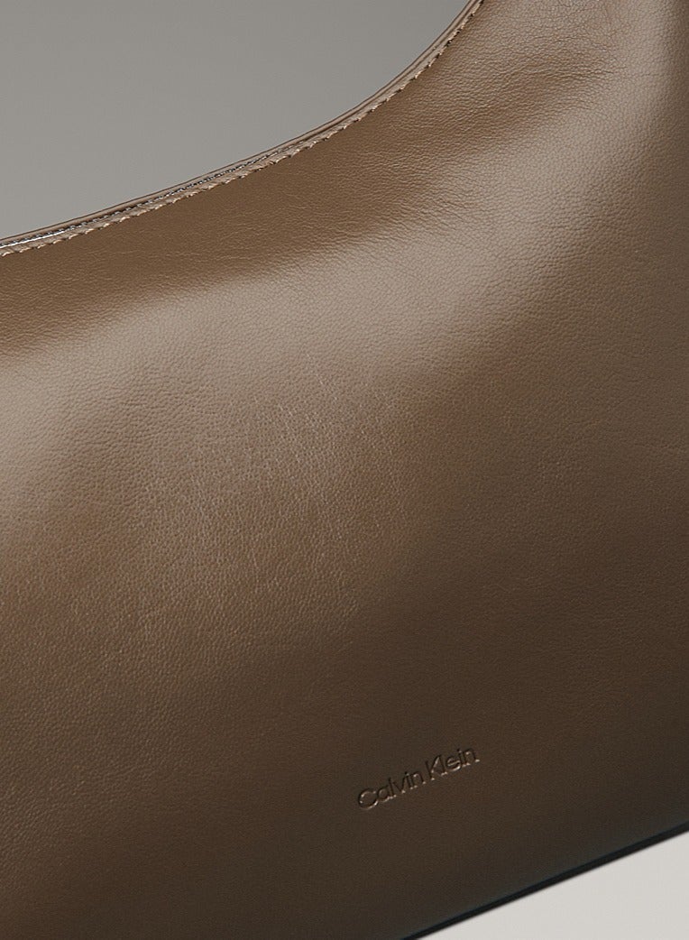 CALVIN KLEIN MEDIUM CROSSBODY BAG WITH HARDWARE STRAP  - Image 4