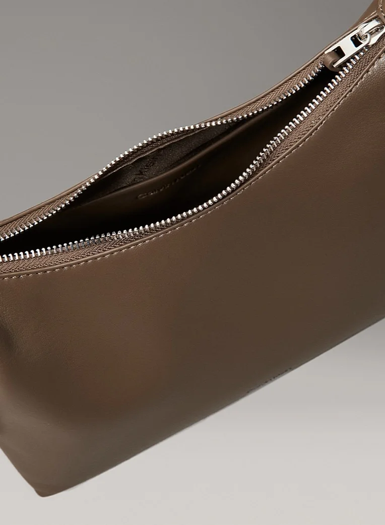 CALVIN KLEIN MEDIUM CROSSBODY BAG WITH HARDWARE STRAP