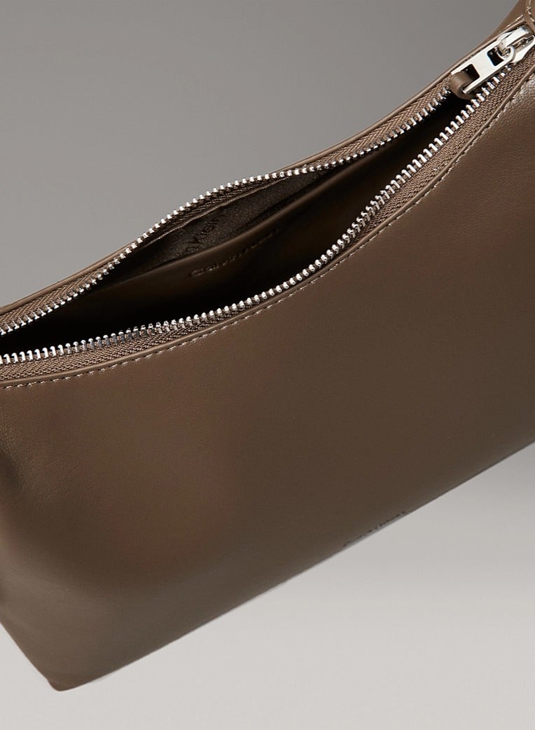 CALVIN KLEIN MEDIUM CROSSBODY BAG WITH HARDWARE STRAP  - Image 5