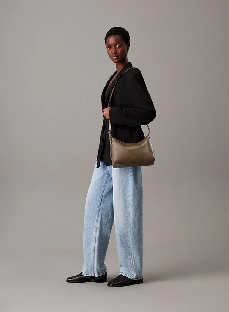 CALVIN KLEIN MEDIUM CROSSBODY BAG WITH HARDWARE STRAP