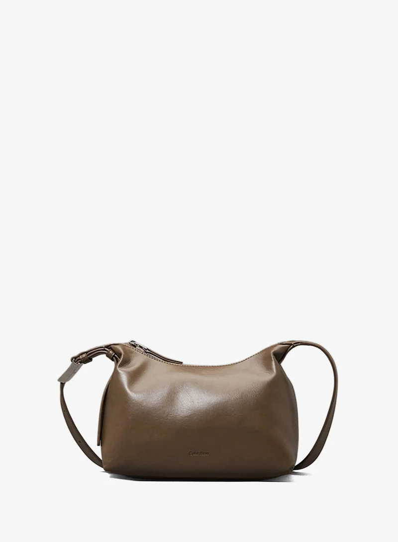 CALVIN KLEIN MEDIUM CROSSBODY BAG WITH HARDWARE STRAP