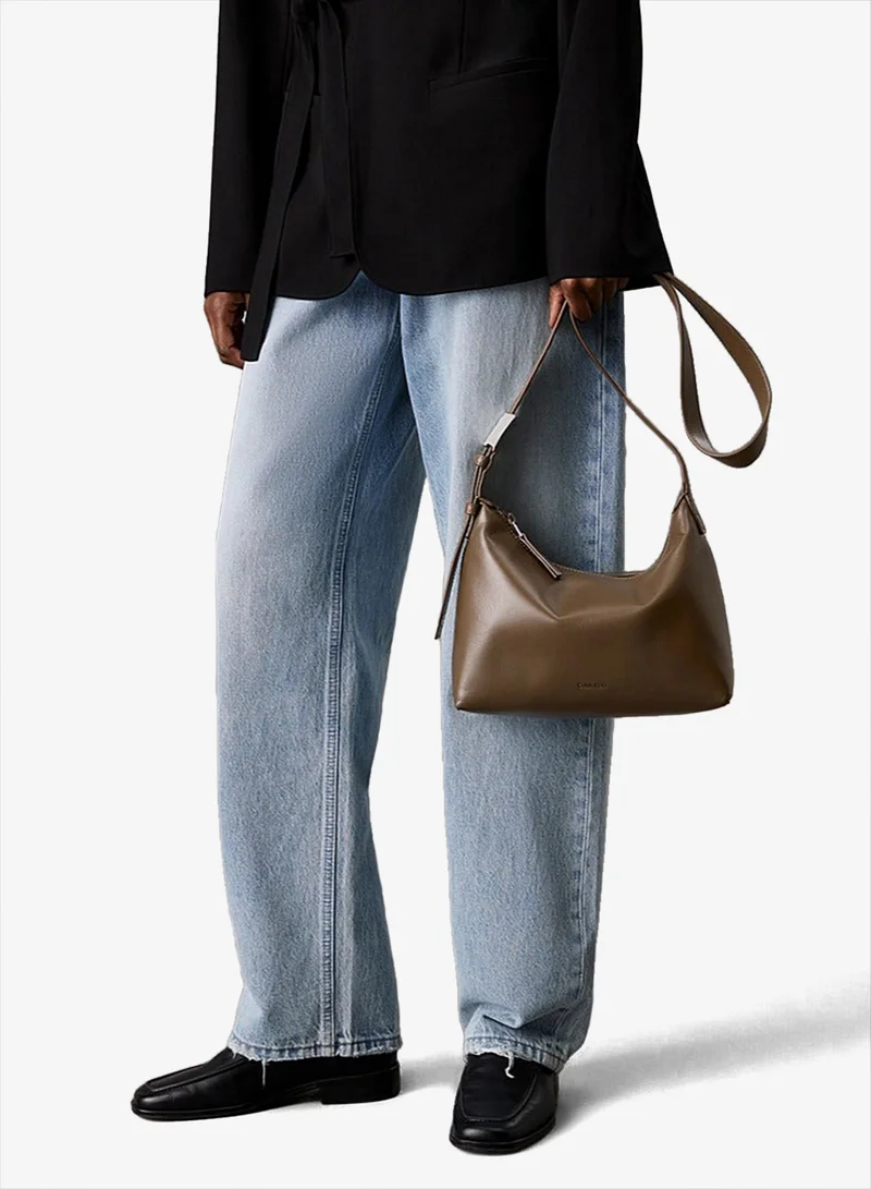 CALVIN KLEIN MEDIUM CROSSBODY BAG WITH HARDWARE STRAP