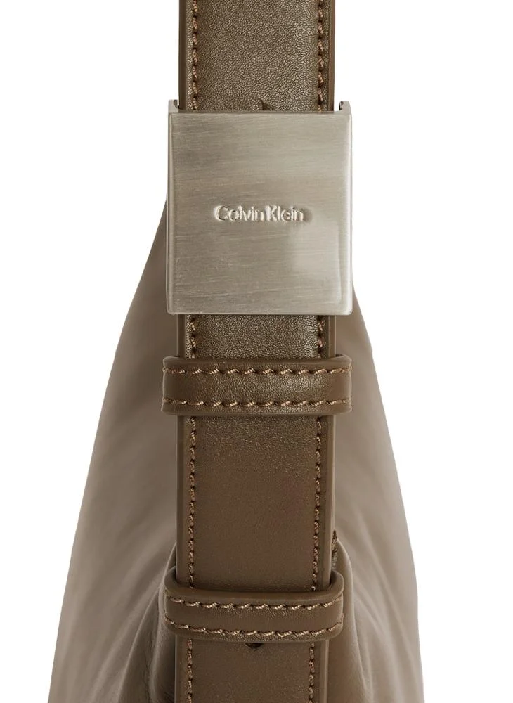 CALVIN KLEIN MEDIUM CROSSBODY BAG WITH HARDWARE STRAP