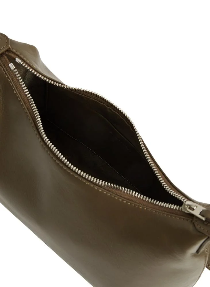 CALVIN KLEIN MEDIUM CROSSBODY BAG WITH HARDWARE STRAP