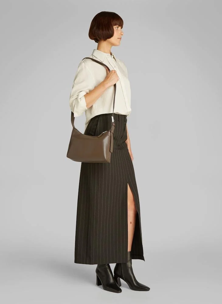 CALVIN KLEIN MEDIUM CROSSBODY BAG WITH HARDWARE STRAP