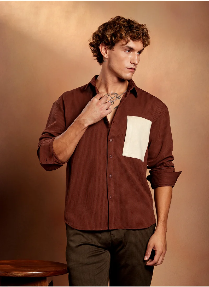 كامبوس سوترا Campus Sutra Men's Chocolate Brown Block-Patch Oversized Shirt For Casual Wear | Spread Collar | Long Regular Sleeves | Button Closure | Oversized Shirt Crafted With Comfort Fit For Everyday Wear