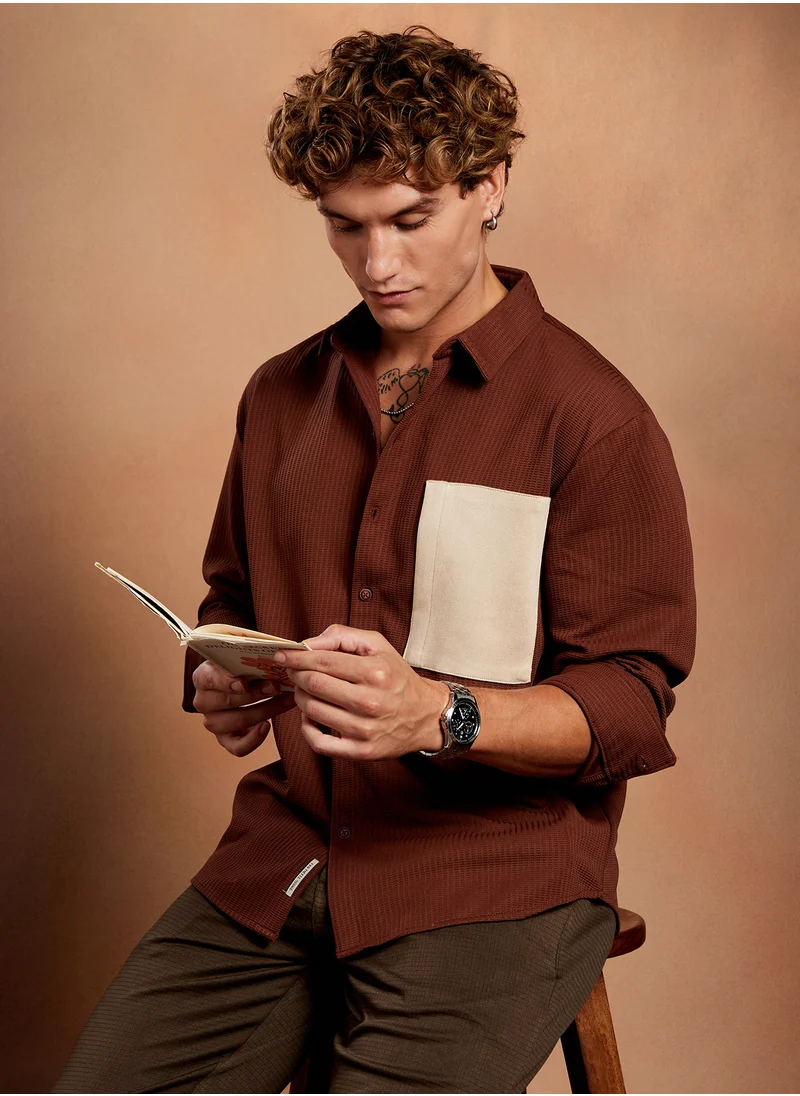 كامبوس سوترا Campus Sutra Men's Chocolate Brown Block-Patch Oversized Shirt For Casual Wear | Spread Collar | Long Regular Sleeves | Button Closure | Oversized Shirt Crafted With Comfort Fit For Everyday Wear
