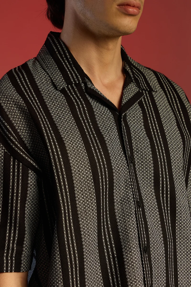 Campus Sutra Campus Sutra Men's Obsidian Black Woven Striped Oversized Shirt For Casual Wear | Cuban Collar | Short Sleeve | Button Closure | Oversized Shirt Crafted With Comfort Fit For Everyday Wear