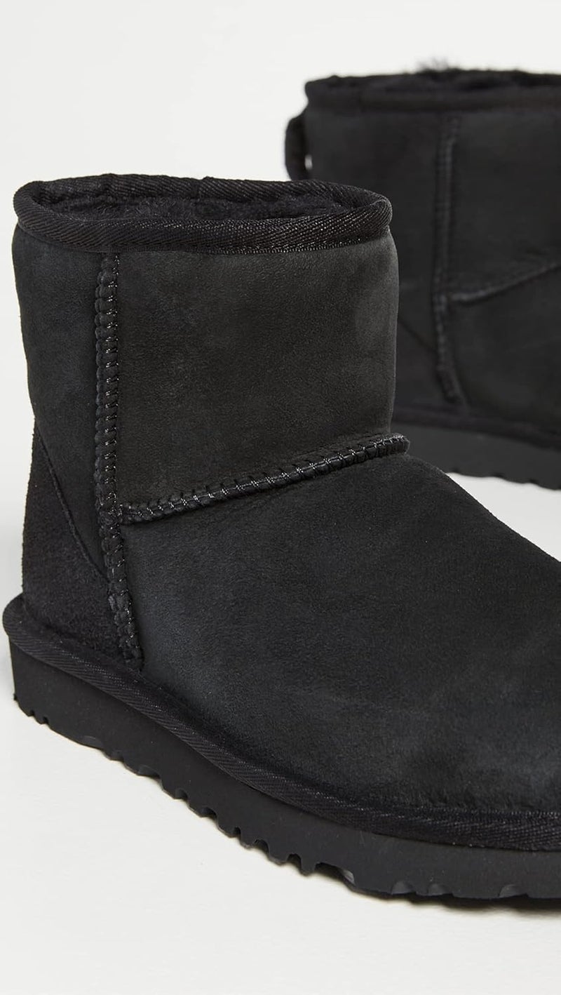 UGG حذاء UGG النسائي الكلاسيكي ميني II - أسود - Image 5
