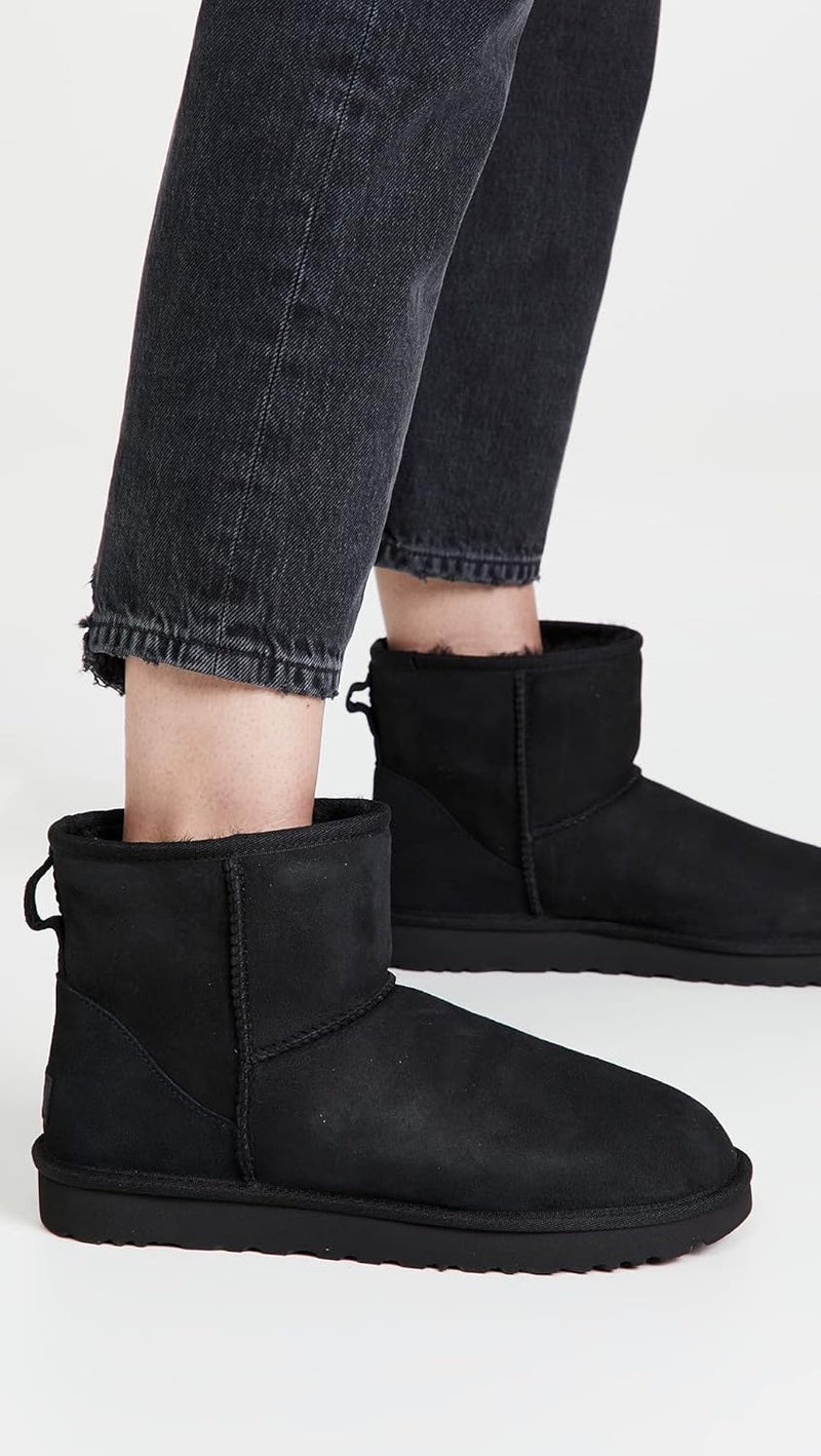 UGG حذاء UGG النسائي الكلاسيكي ميني II - أسود - Image 2