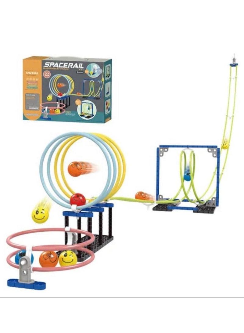 لعبة سبيس ريل – مضمار كرات تفاعلي ممتع يحتوي على مسارات دائرية ومنحدرات وحلقات حماسية.   تشجع على التفكير المنطقي وتنمية المهارات الهندسية أثناء تركيب القطع وتتبع حركة الكرات.   مناسبة للأطفال من سن 6 سنوات فأكثر ولمحبّي التحديات والتجميع. - Image 2