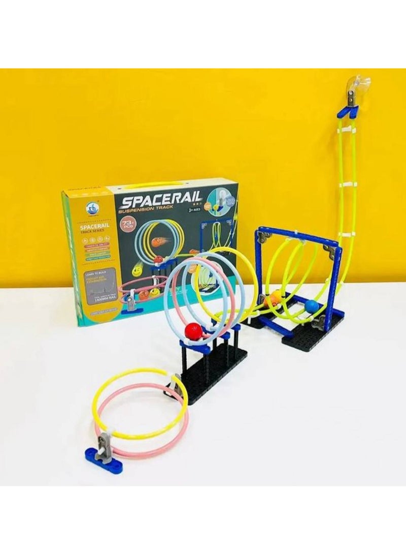 لعبة سبيس ريل – مضمار كرات تفاعلي ممتع يحتوي على مسارات دائرية ومنحدرات وحلقات حماسية.   تشجع على التفكير المنطقي وتنمية المهارات الهندسية أثناء تركيب القطع وتتبع حركة الكرات.   مناسبة للأطفال من سن 6 سنوات فأكثر ولمحبّي التحديات والتجميع. - Image 4