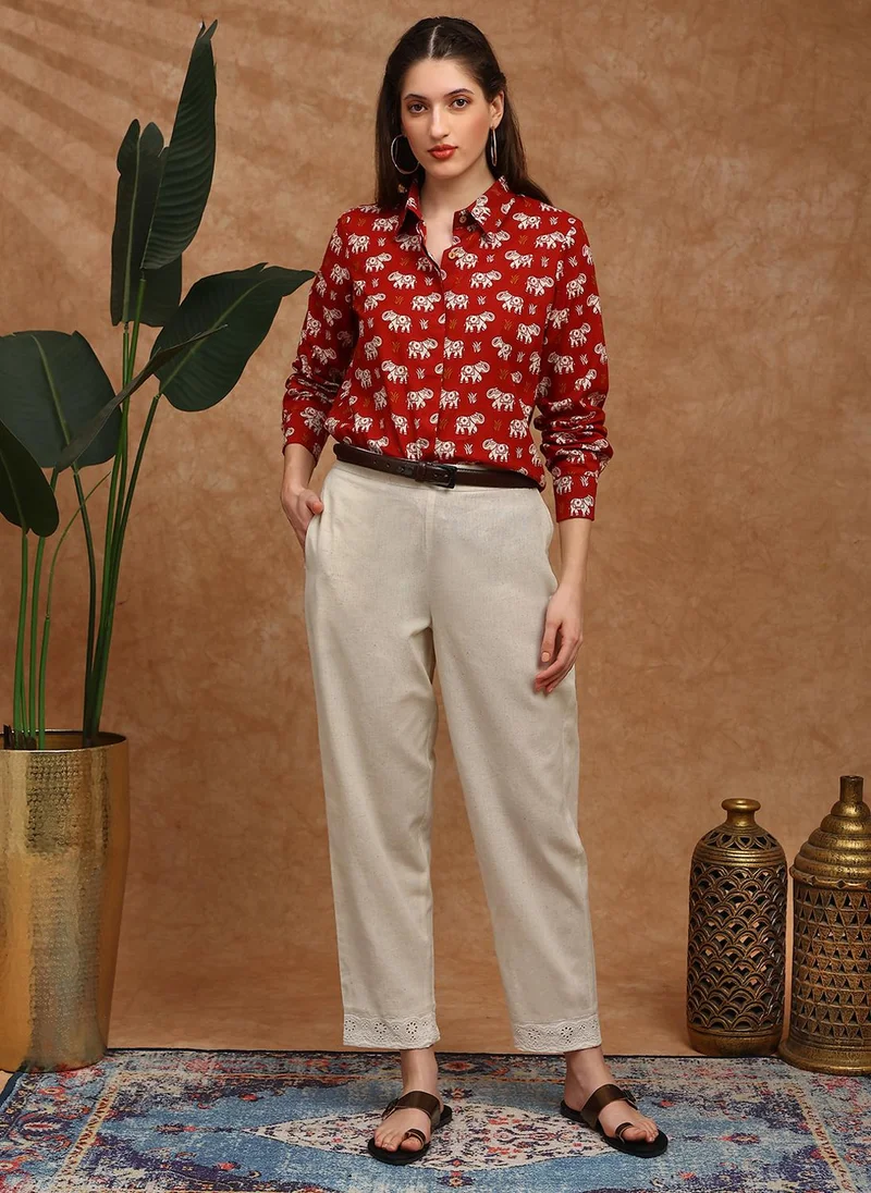 جلو باص بنطلون نسائي أبيض فاتح بخصر مرتفع وحافة مطرزة بقصة مستقيمة بتصميم عرقي