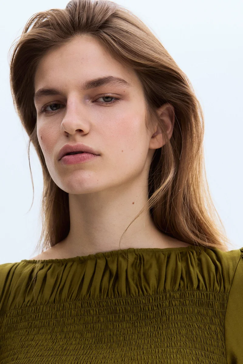 اتش اند ام بلوزة من مزيج الفيسكوز مزينة بكشكشة