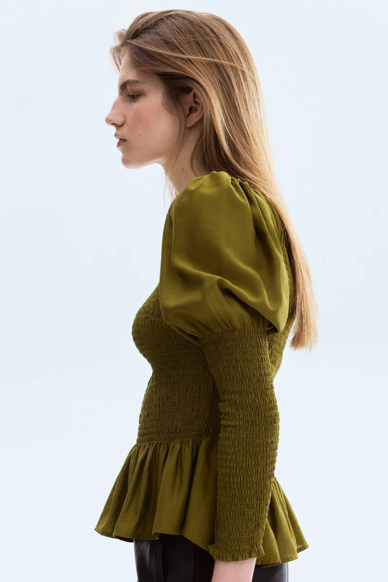 اتش اند ام بلوزة من مزيج الفيسكوز مزينة بكشكشة