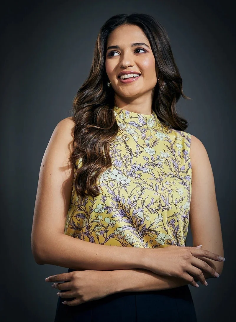 زجزاج بلوزة ساتان بدون أكمام بطبعات - طبعة صفراء