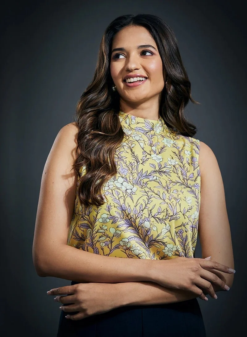 زجزاج بلوزة ساتان بدون أكمام بطبعات - طبعة صفراء