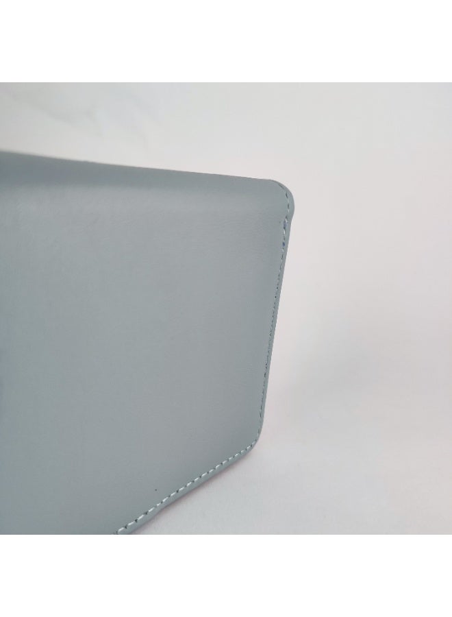 محفظة جلد نسائية فاخرة بجلد ناعم الملمس ومقسمة من الداخل لتنظيم جميع أغراضك - Image 4