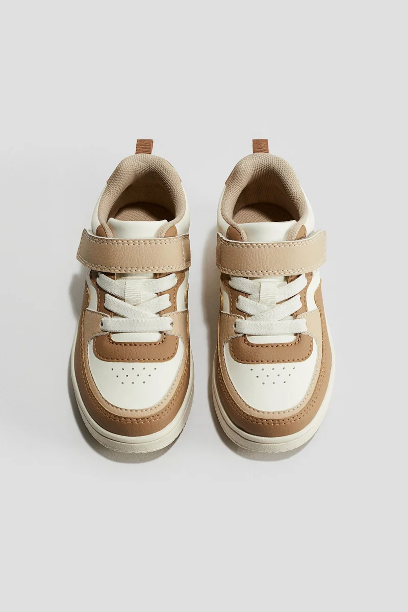 اتش اند ام حذاء رياضي