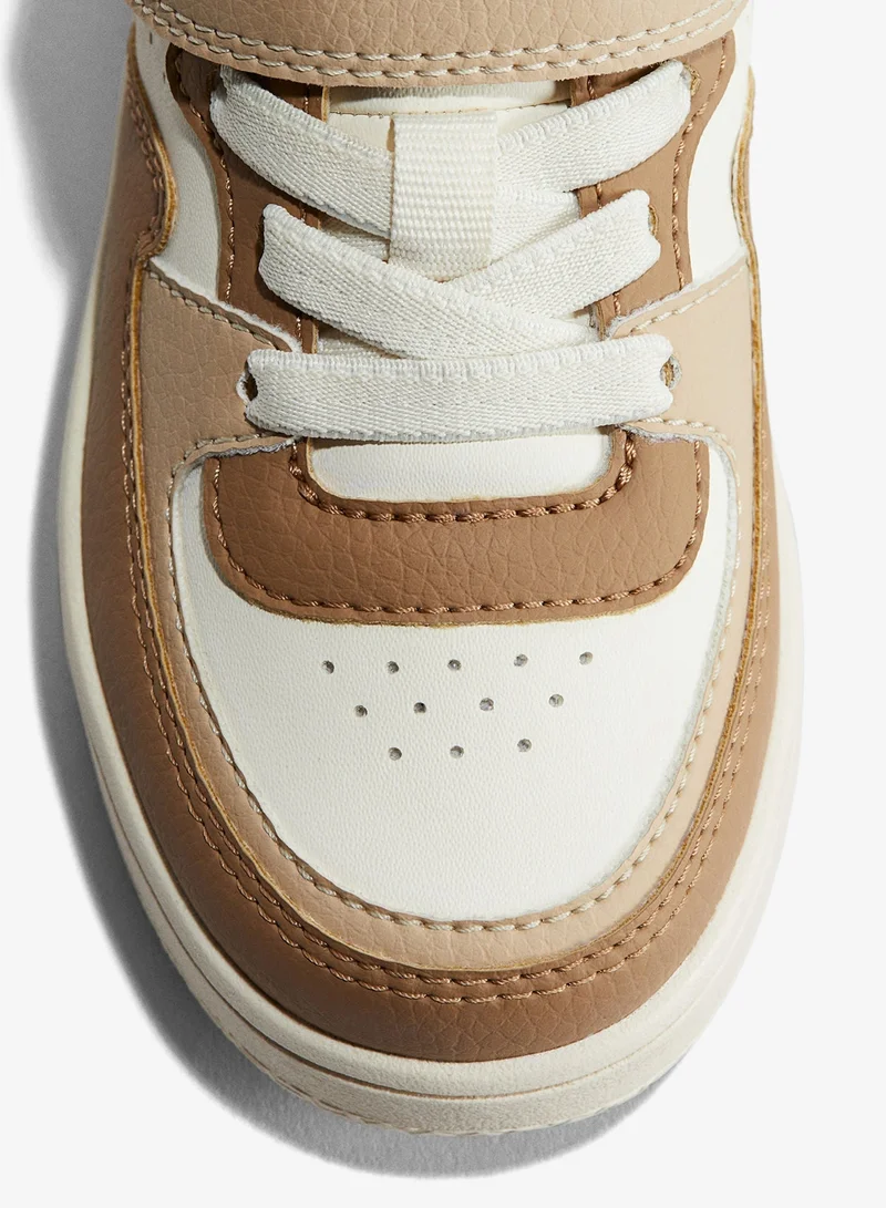 اتش اند ام حذاء رياضي