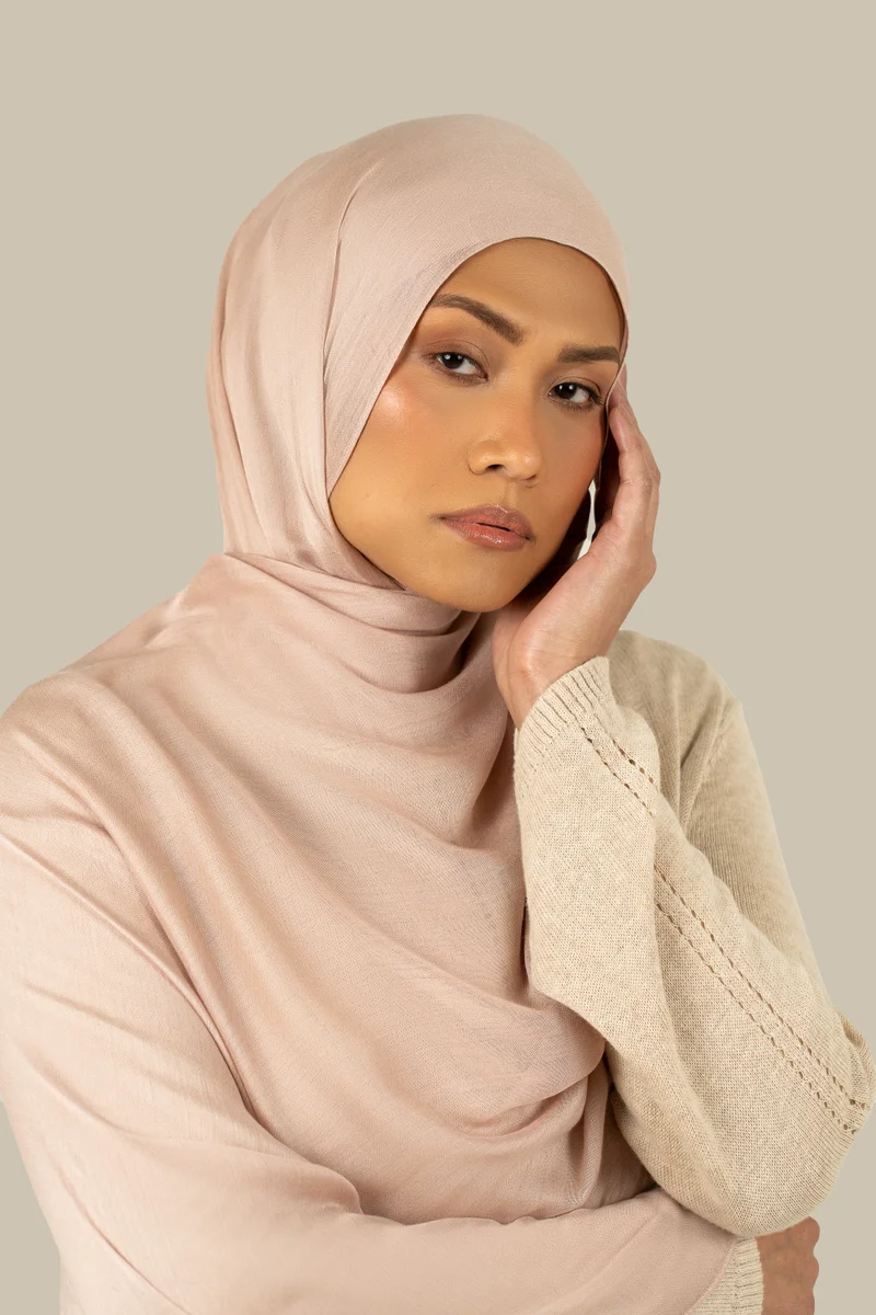 سيلكروز حجاب ضيق منسوج بالورد البري