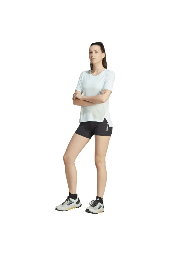 اديداس شورتات المشي القصيرة للنساء باللون الأسود مقاس