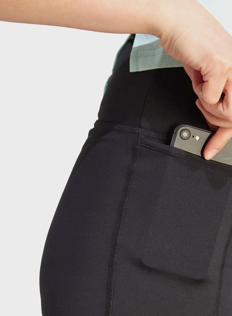 اديداس شورتات المشي القصيرة للنساء باللون الأسود مقاس