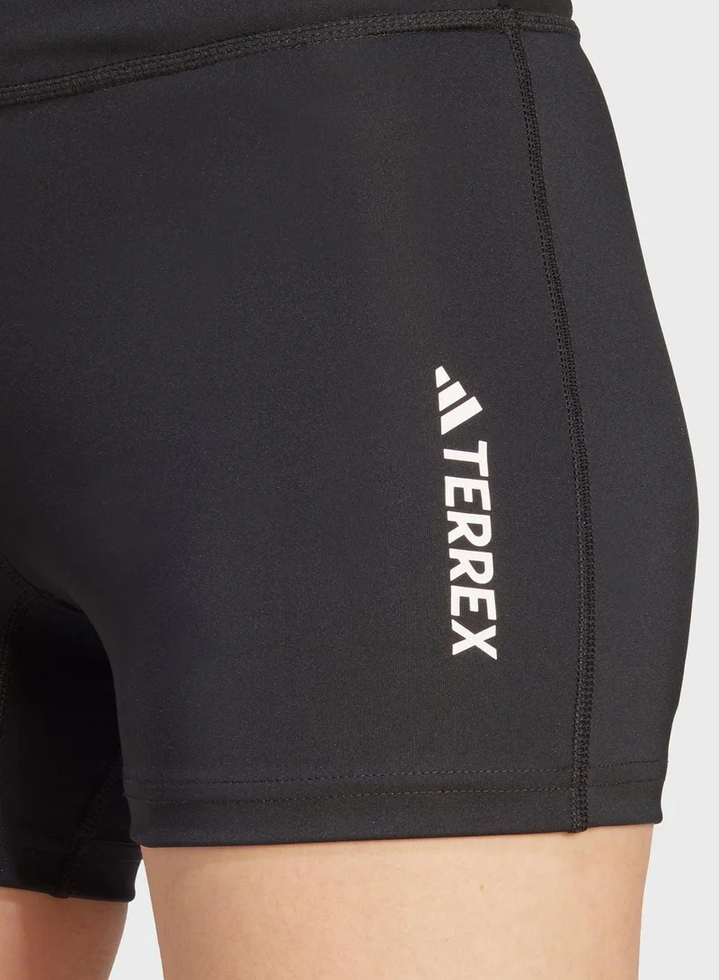 اديداس شورتات المشي القصيرة للنساء باللون الأسود مقاس