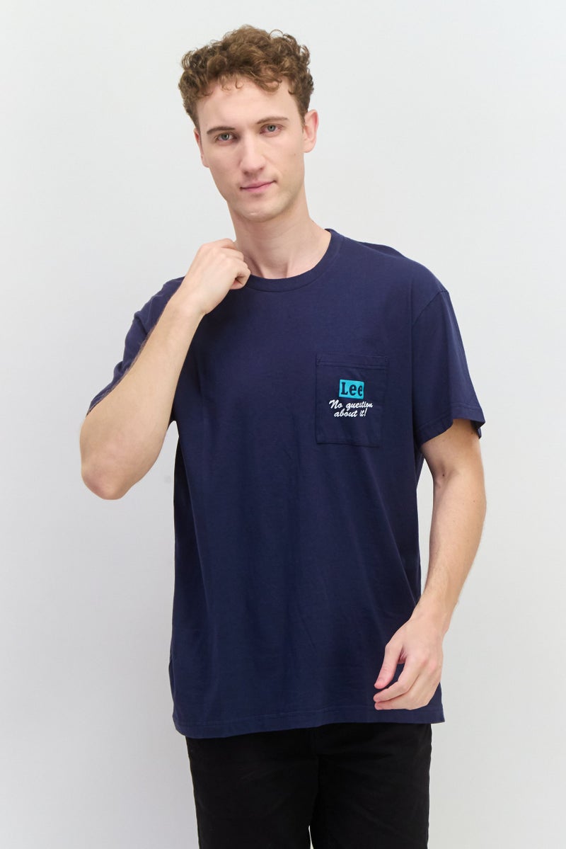 LEE تي شيرت رجالي بأكمام قصيرة وطوق دائري بطباعة جرافيك، أزرق داكن - Image 1