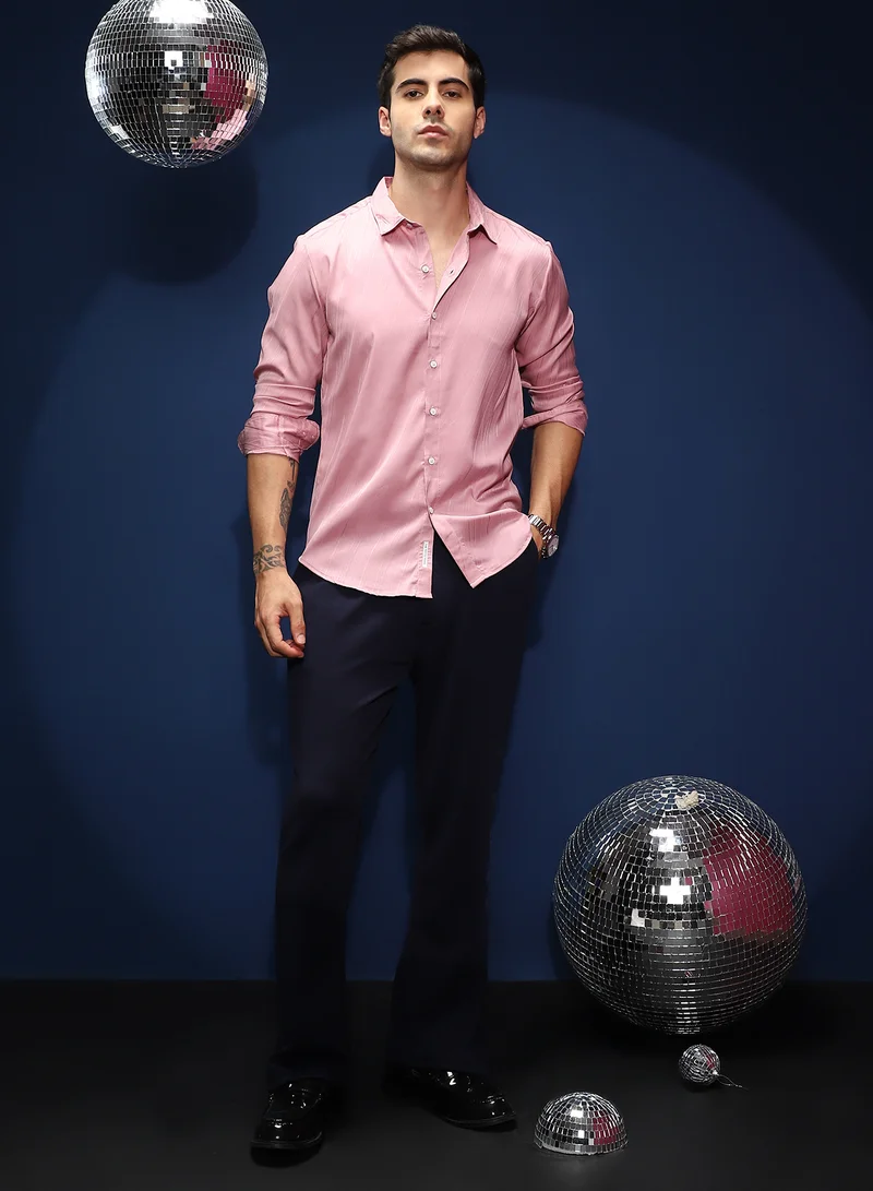 Campus Sutra Men's Rose Pink Brushed-Tactile Shirt For Casual Wear | Spread Collar | Long Cuffed Sleeves | Button Closure | Shirt Shirt Crafted With Comfort Fit For Everyday Wear