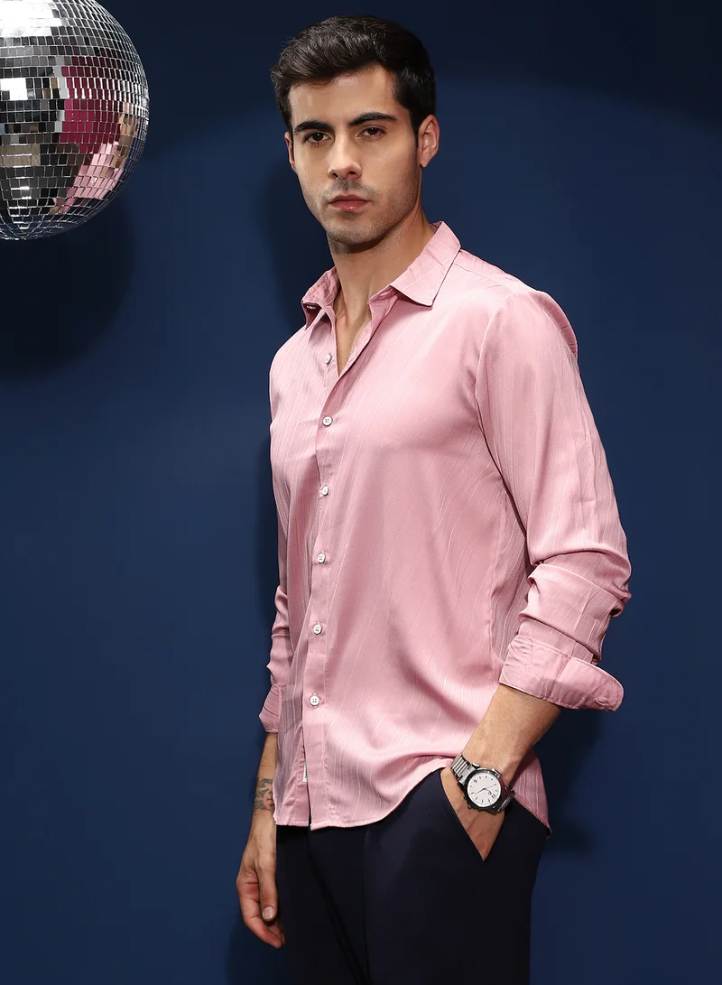 Campus Sutra Men's Rose Pink Brushed-Tactile Shirt For Casual Wear | Spread Collar | Long Cuffed Sleeves | Button Closure | Shirt Shirt Crafted With Comfort Fit For Everyday Wear