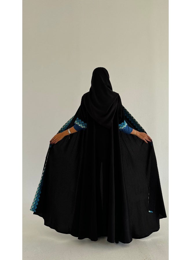 آية MWT496 عباية سودا بتطريز أزرق - Image 2
