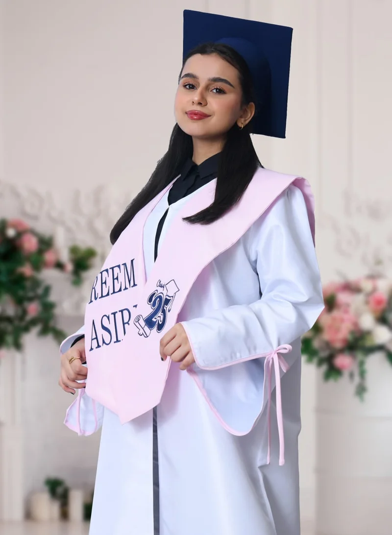 HAWRAA ABAYA Graduation uniform: a bright white abaya with a wide, open sleeve decorated with a bow, with a scarf and a plain cap in pink