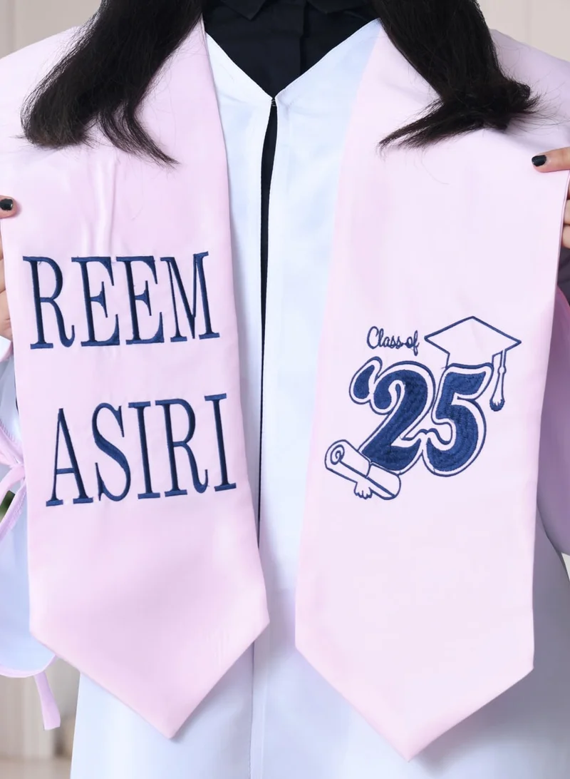 HAWRAA ABAYA Graduation uniform: a bright white abaya with a wide, open sleeve decorated with a bow, with a scarf and a plain cap in pink