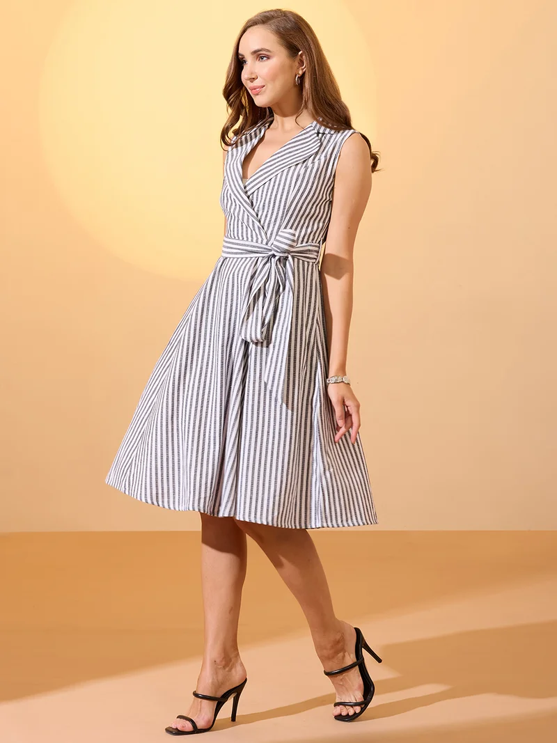 جلو باص فستان نسائي أسود مخطط بطبعة ياقة مطوية بحزام متوسط الطول للعمل