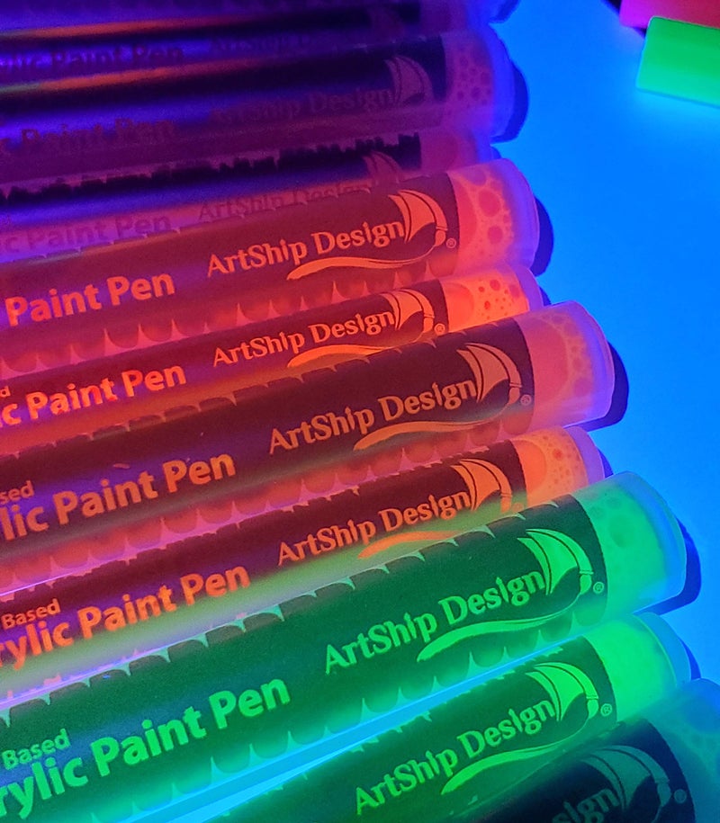 ArtShip Design 14 عبوة من أقلام الطلاء الأكريليكي الفلوري النيون بالأشعة فوق البنفسجية، عبوة مزدوجة من أقلام الطلاء ذات الرأس الرفيع والمتوسط، للرسم على الصخور، الأكواب، السيراميك، الزجاج، والمزيد، قائمة على الماء وغير سامة ولا رائحة. - Image 5