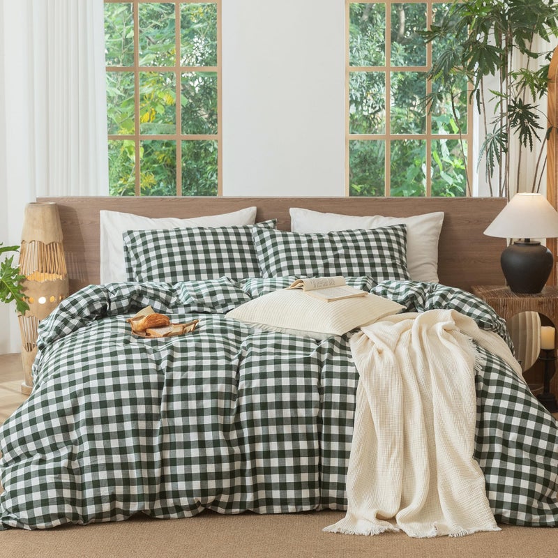 مومى طقم غطاء لحاف MooMee Gingham، مصنوع من القطن المغسول بنسبة 100%، ذو ملمس يشبه الكتان، يسمح بمرور الهواء، متين، ناعم ومريح، بتصميم عصري بنقشة مربعات (نقشة الجاموس، أخضر غابي، مقاس كينج 104 × 90 بوصة). - Image 1