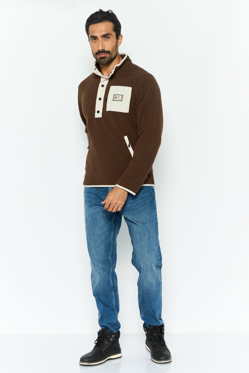 Hurley سويت شيرت للرجال بياقة مزيفة بشعار العلامة التجارية، بني - Image 4